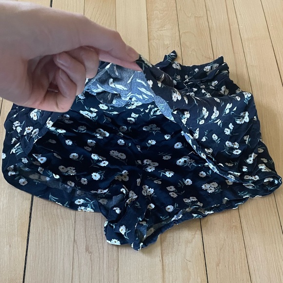Navy Blue Daisy Floral Pattern Skort - Picture 4 of 8